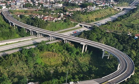 FOTO: Melihat Keindahan Tol Bocimi Berpadu Cantiknya Gunung Salak