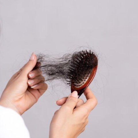 Cara Mengatasi Rambut Rontok Menggunakan Bahan Alami dan Sehat, Ketahui Juga Penyebabnya