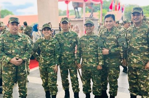 Penampilan Cantik Menteri Meutya Pakai Loreng Hingga Berkemeja Putih Saat Rapat dengan Prabowo