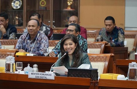 Penampilan Cantik Menteri Meutya Pakai Loreng Hingga Berkemeja Putih Saat Rapat dengan Prabowo