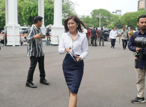 Penampilan Cantik Menteri Meutya Pakai Loreng Hingga Berkemeja Putih Saat Rapat dengan Prabowo