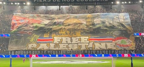 Rekaman Video Suporter PSG Bentangkan Spanduk Raksasa 'Free Palestine', Dibela UEFA Bikin Menteri Prancis Murka