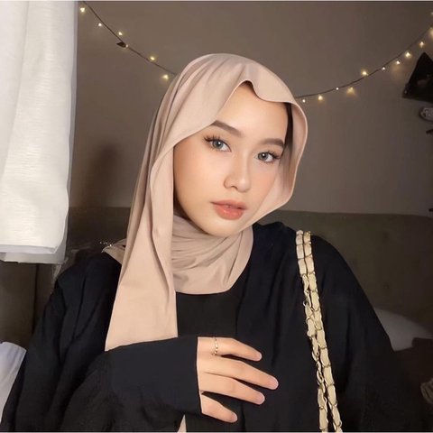 5 Inspirasi Tren Hijab Lebaran Tahun 2025, Segi Empat Paris Jadul Lagi-lagi Masuk Jajaran Kesukaan Hijabers