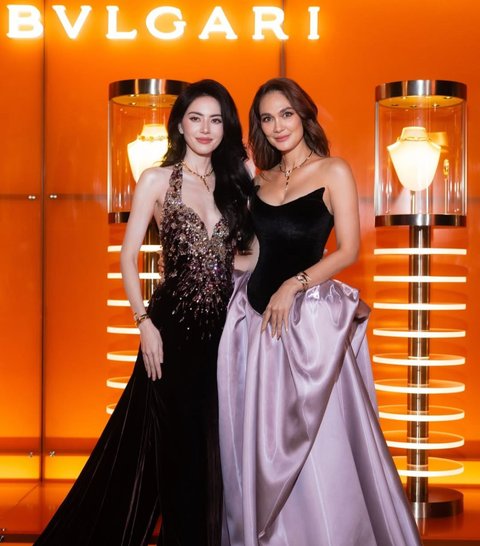 Luna Maya tampil menawan dan glamor berkolaborasi dengan LISA Blackpink di acara Bvlgari.