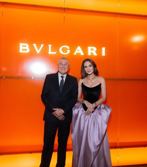 Luna Maya tampil menawan dan glamor berkolaborasi dengan LISA Blackpink di acara Bvlgari.