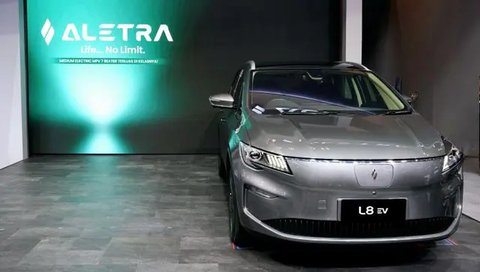 Tak Mau Disopiri, Menko Airlangga Hartarto Nyetir Sendiri saat Uji Coba Mobil Listrik Aletra L8 EV di GJAW 2024