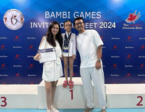 Potret Salma Putri Cantik Atiqah Hasiholan & Rio Dewanto Raih 4 Medali Emas di Kompetisi Gymnastic