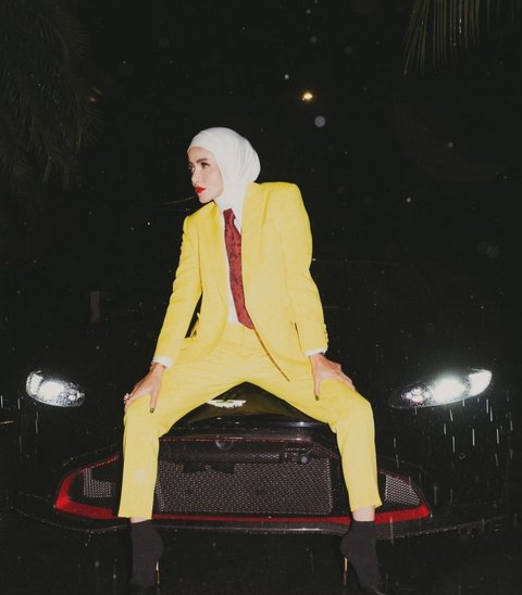 Tampil Power Suit Kuning dengan Gaya Chic,  Penampilan Terbaru Olla Ramlan Ini Jadi Sorotan