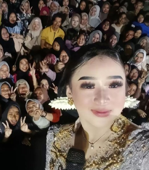 Penampakan Sosok Hitam di Foto Selfie Terbaru Niken Salindry, Bikin Merinding dan Tuai Kritikan Netizen