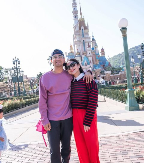 Romantis Terus, 5 Potret Manis Kebersamaan Raffi Ahmad dan Nagita Slavina di Disneyland Hong Kong