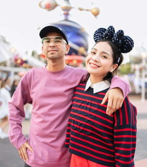 Romantis Terus, 5 Potret Manis Kebersamaan Raffi Ahmad dan Nagita Slavina di Disneyland Hong Kong