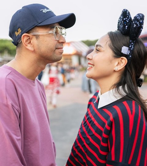 Bikin Iri dan Baper, Romantisnya Raffi Ahmad & Nagita Slavina Liburan ke Disneyland Hong Kong