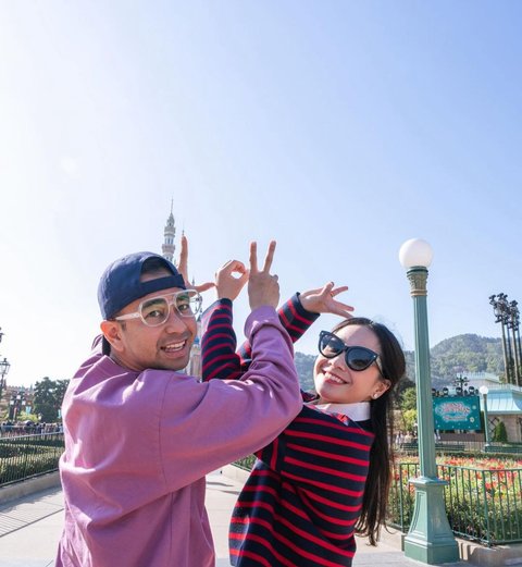 Bikin Iri dan Baper, Romantisnya Raffi Ahmad & Nagita Slavina Liburan ke Disneyland Hong Kong