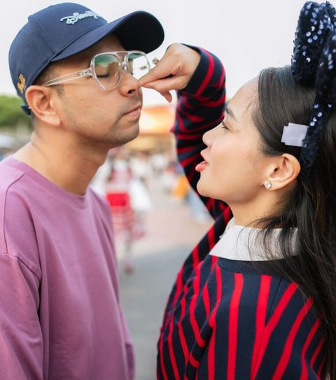 Bikin Iri dan Baper, Romantisnya Raffi Ahmad & Nagita Slavina Liburan ke Disneyland Hong Kong