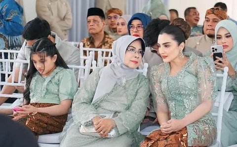 Ashanty dan Aurel Hermansyah Tampil dengan Kostum Serba Hijau dari Desainer Lokal saat Hadiri Kondangan Keluarga