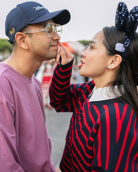 Raffi dan Nagita terlihat mesra di Hong Kong, banyak yang menyebut momen mereka mirip dengan suasana bulan madu.