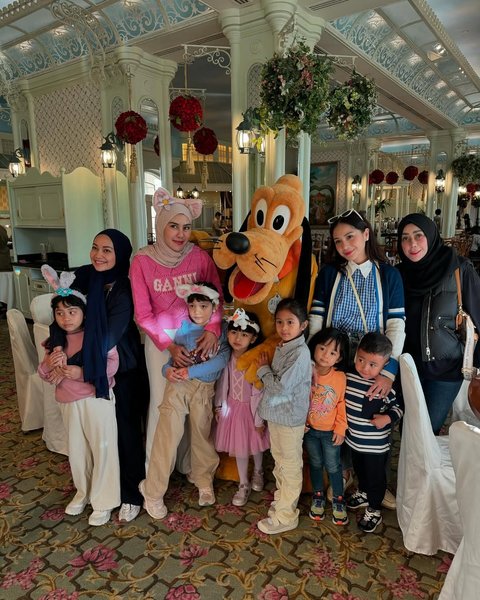 Potret Rayyanza Rayakan Ultah di Disneyland Hong Kong, Gemas Pakai Baju Kembar dengan Rafathar dan Lily