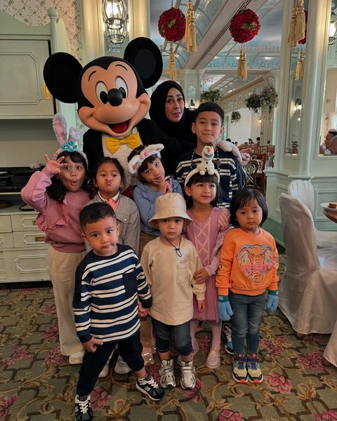 Potret Rayyanza Rayakan Ultah di Disneyland Hong Kong, Gemas Pakai Baju Kembar dengan Rafathar dan Lily