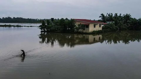 FOTO: Kondisi Banjir Parah Landa Malaysia, Ratusan Ribu Orang Mengungsi