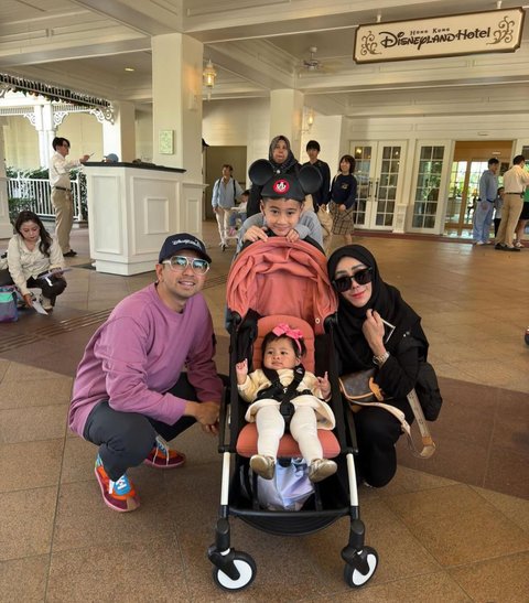 7 Momen Hangat Keluarga Raffi Ahmad Nikmati Liburan di Hong Kong, Gaya Baby Lily Jadi Sorotan