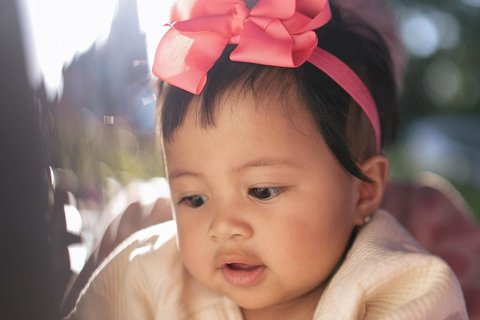 5 Potret Baby Lily, Putri Raffi Ahmad dan Nagita Slavina Tampil Stylish Menggemaskan Pakai Pita Besar di Kepala