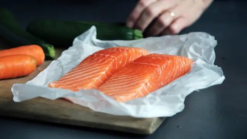 Trik Sukses Memasak Salmon Ala Restoran Hanya dengan Teflon