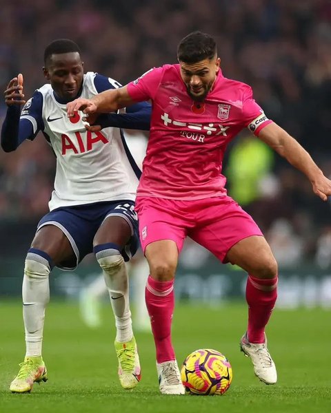 Sam Morsy Kapten Ipswich Town Tolak Pakai Ban Pelangi di Liga Inggris, Tegaskan Prinsip Sebagai Muslim Taat