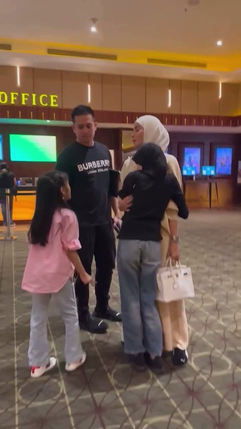 Potret Harmonis Olla Ramlan dan Aufar Hutapea Nonton Bareng Anak-Anak ke Bioskop Meski Sudah Cerai 2 Tahun