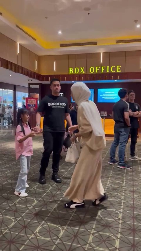 Potret Harmonis Olla Ramlan dan Aufar Hutapea Nonton Bareng Anak-Anak ke Bioskop Meski Sudah Cerai 2 Tahun