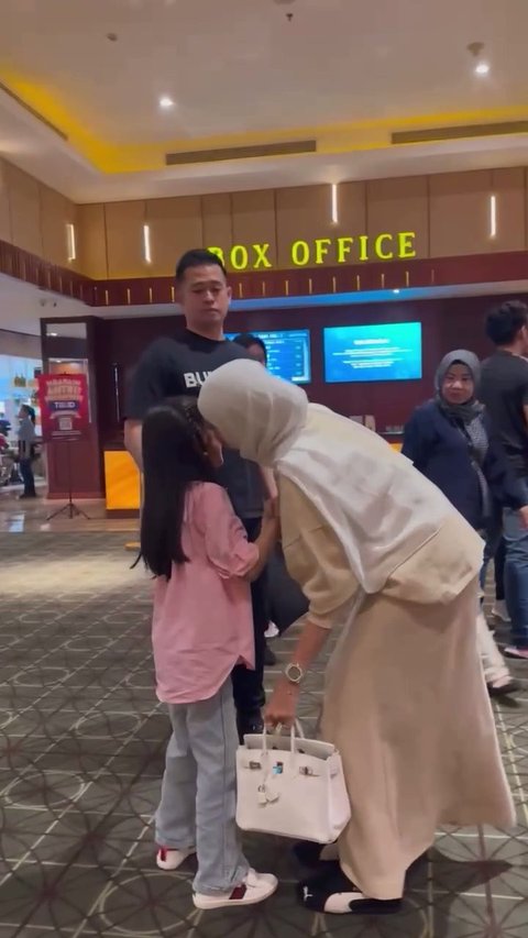 Potret Harmonis Olla Ramlan dan Aufar Hutapea Nonton Bareng Anak-Anak ke Bioskop Meski Sudah Cerai 2 Tahun