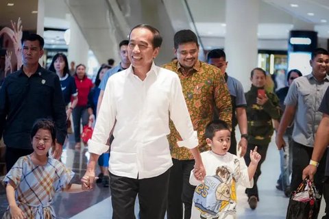 Gaya Elegan Iriana Naik Pesawat Komersial Bareng Jokowi, Bawa Tas Branded Harganya Selangit