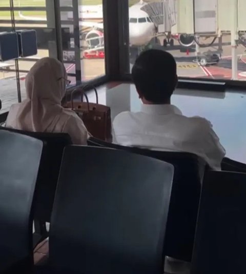 Gaya Elegan Iriana Naik Pesawat Komersial Bareng Jokowi, Bawa Tas Branded Harganya Selangit