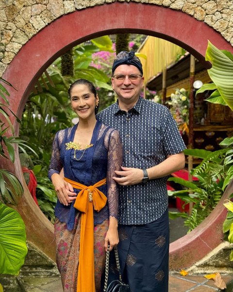 Potret Terbaru Maudy Koesnadi Pakai Kebaya Bali di Upacara Mentatah, Tetap Cantik dan Anggun di Usia 50 Tahun