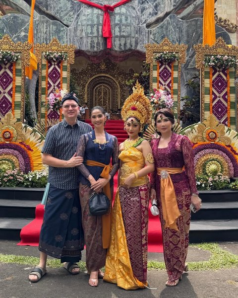 Potret Terbaru Maudy Koesnadi Pakai Kebaya Bali di Upacara Mentatah, Tetap Cantik dan Anggun di Usia 50 Tahun