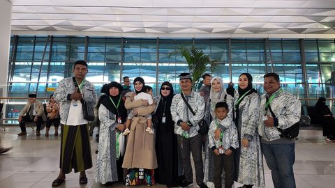 Dewi Perssik Boyong Keluarga Besar Umrah Bareng ke Tanah Suci, Akui Bakal Doa Minta Jodoh