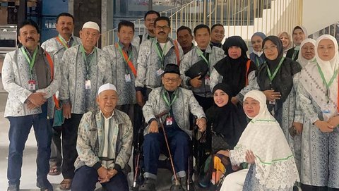 Dewi Perssik Boyong Keluarga Besar Umrah Bareng ke Tanah Suci, Akui Bakal Doa Minta Jodoh