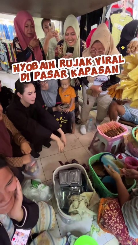 7 Momen Arumi Bachsin Antre Sambil Jongkok saat Beli Rujak Madura Viral di Pasar Kapasan Surabaya