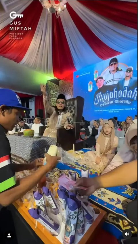 Video Hina Penjual Es Teh Viral, Gus Miftah Unggah Foto Borong Jajanan Pedagang Kaki Lima, Netizen Langsung Sebut Pencitraan