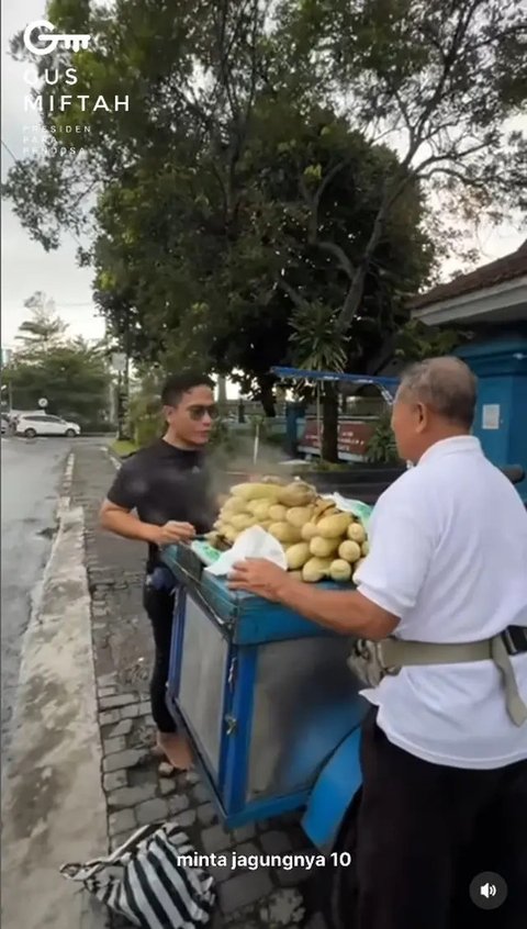 Video Hina Penjual Es Teh Viral, Gus Miftah Unggah Foto Borong Jajanan Pedagang Kaki Lima, Netizen Langsung Sebut Pencitraan