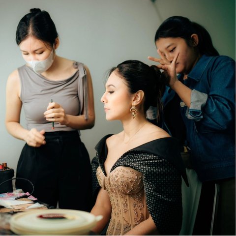 5 Tampilan Berkelas Wulan Guritno Viral di Asian TV Awards 2024, dari Gaun Hitam ke Makeup Flawless