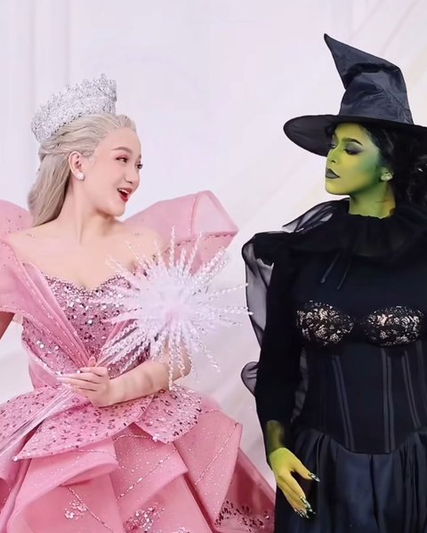 Nanda Arsyinta dan Jharna Bhagwani Cosplay Jadi Glinda vs Elphaba di Sesi Pemotretan, Tampilannya Full Estetik