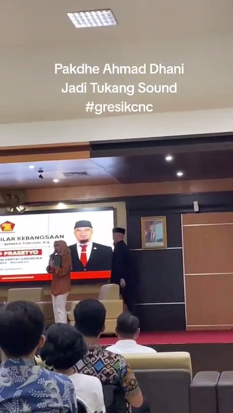 Momen Kocak Ahmad Dhani Jadi Tukang Sound di Kampus UNESA, Mahasiswa Auto Ngakak dan Heboh