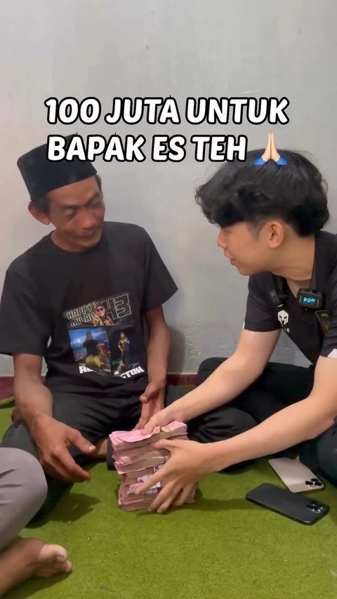 Pecah Tangis Sonhaji Penjual Es Teh Viral Dapat Bantuan Uang Tunai Rp100 Juta dari Willie Salim