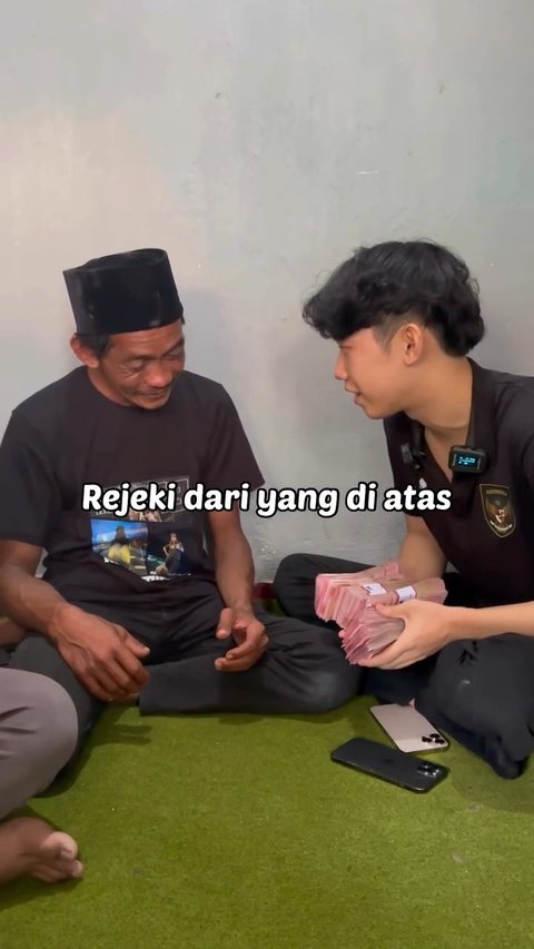 Pecah Tangis Sonhaji Penjual Es Teh Viral Dapat Bantuan Uang Tunai Rp100 Juta dari Willie Salim