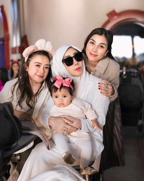 Momen Liburan Amy Qanita Ibu Raffi Ahmad dengan Semua Cucu Liburan ke Hong Kong, Potret Bareng Baby Lily Jadi Sorotan