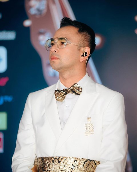 Potret Gagah dan Mewah Raffi Ahmad Tampil di Asian Television Awards 2024, Pakai Jas Putih dengan Aksen Emas