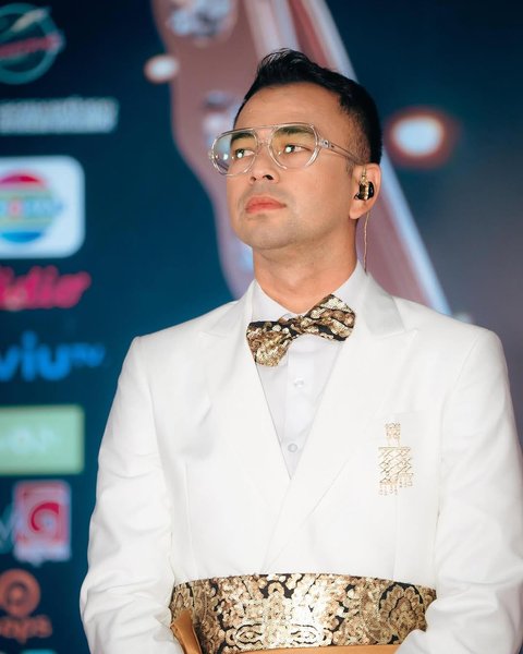 Potret Gagah dan Mewah Raffi Ahmad Tampil di Asian Television Awards 2024, Pakai Jas Putih dengan Aksen Emas