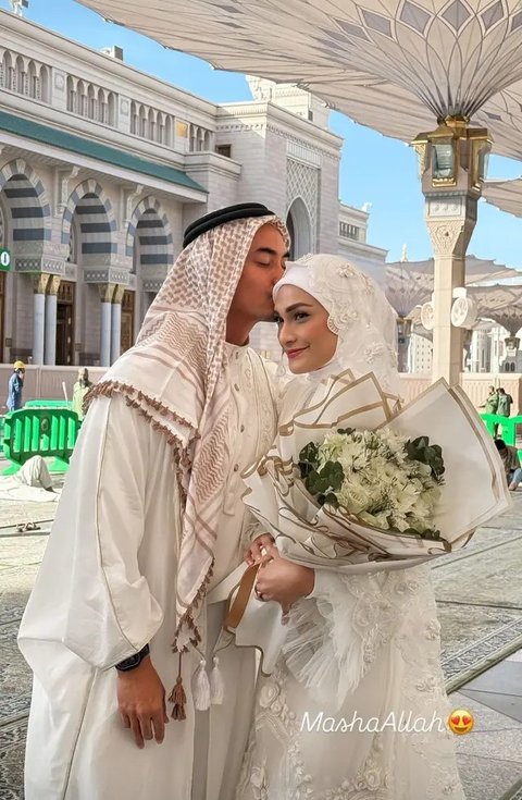 Potret Pernikahan Zumi Zola dan Putri Zulhas di Depan Masjid Nabawi, Dinikahkan Ustaz Adi Hidayat, Romantis Bikin Baper