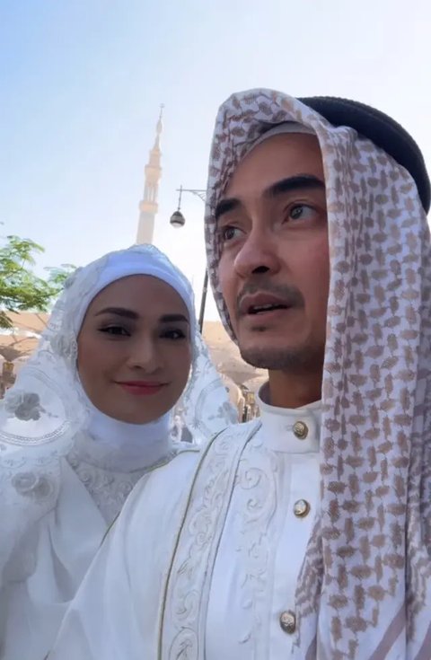 Potret Pernikahan Zumi Zola dan Putri Zulhas di Depan Masjid Nabawi, Dinikahkan Ustaz Adi Hidayat, Romantis Bikin Baper