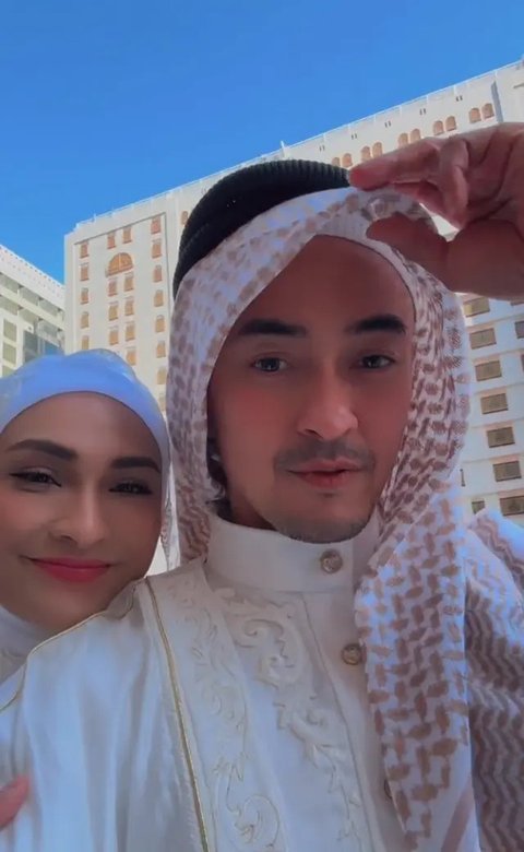 Potret Pernikahan Zumi Zola dan Putri Zulhas di Depan Masjid Nabawi, Dinikahkan Ustaz Adi Hidayat, Romantis Bikin Baper